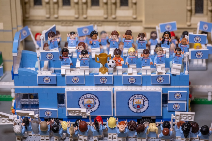 Drama grøntsager Malawi Legoland Manchester create Man City FA cup trophy parade